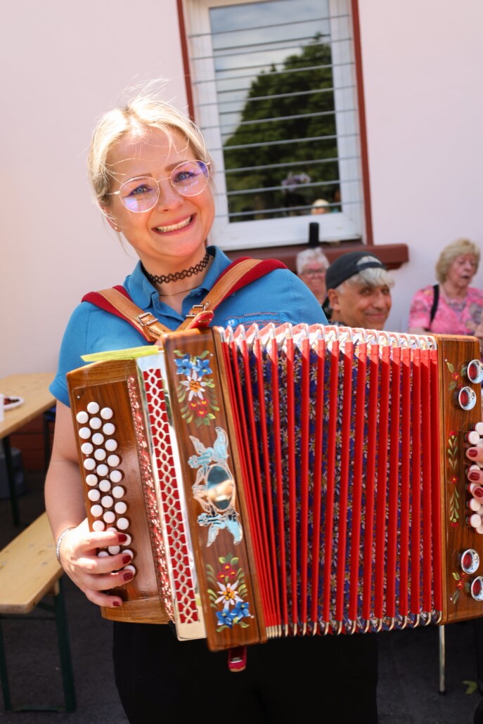 sommerfest-musikerin Sommerfest Mitarbeiter-Musikerin